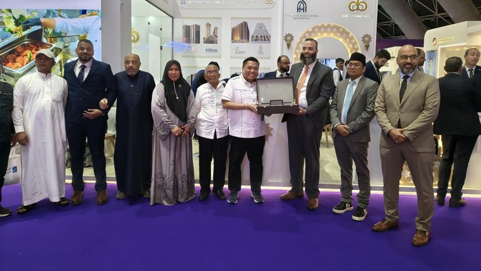 Ketua Umum Asosiasi Muslim Penyelenggara Haji dan Umrah Republik Indonesia (AMPHURI) Firman M Nur diundang menghadiri Konferensi dan Pameran Haji ke-5 di Jeddah Superdome, Arab Saudi, Minggu (9/11/2025).