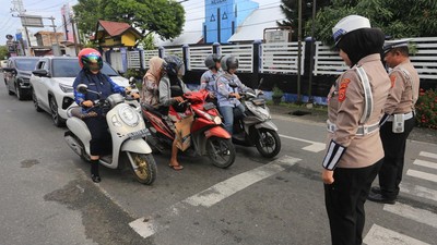 Khidmat, Pengguna Jalan dan Polisi di Meulaboh Hening Cipta untuk Para Pahlawan