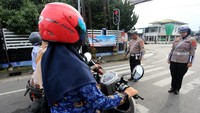 Selama satu menit, deru kendaraan terhenti ketika personel Satlantas Polres Aceh Barat bersama para pengguna jalan melakukan hening cipta untuk memperingati Hari Pahlawan Nasional 2025. Meski berlangsung singkat, hening cipta di jalan raya Meulaboh ini menjadi simbol rasa hormat masyarakat Aceh terhadap perjuangan para pahlawan. ANTARA FOTO/Syifa Yulinnas