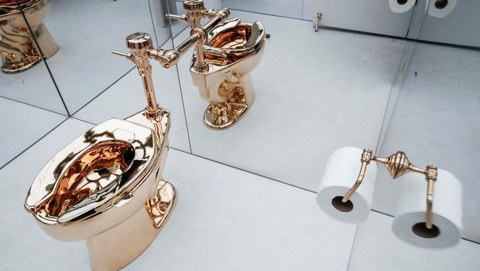 Maurizio Cattelan's America, a fully functional toilet fashioned from just over 100 kilograms of solid 18-karat gold, is seen during a preview of the auction house Sotheby's new headquarters in Manhattan, New York City, U.S., November 7, 2025. REUTERS/Eduardo Munoz
