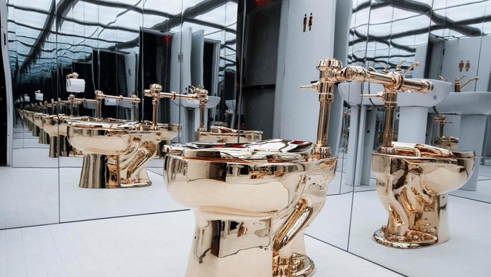 Maurizio Cattelan's America, a fully functional toilet fashioned from just over 100 kilograms of solid 18-karat gold, is seen during a preview of the auction house Sotheby's new headquarters in Manhattan, New York City, U.S., November 7, 2025. REUTERS/Eduardo Munoz