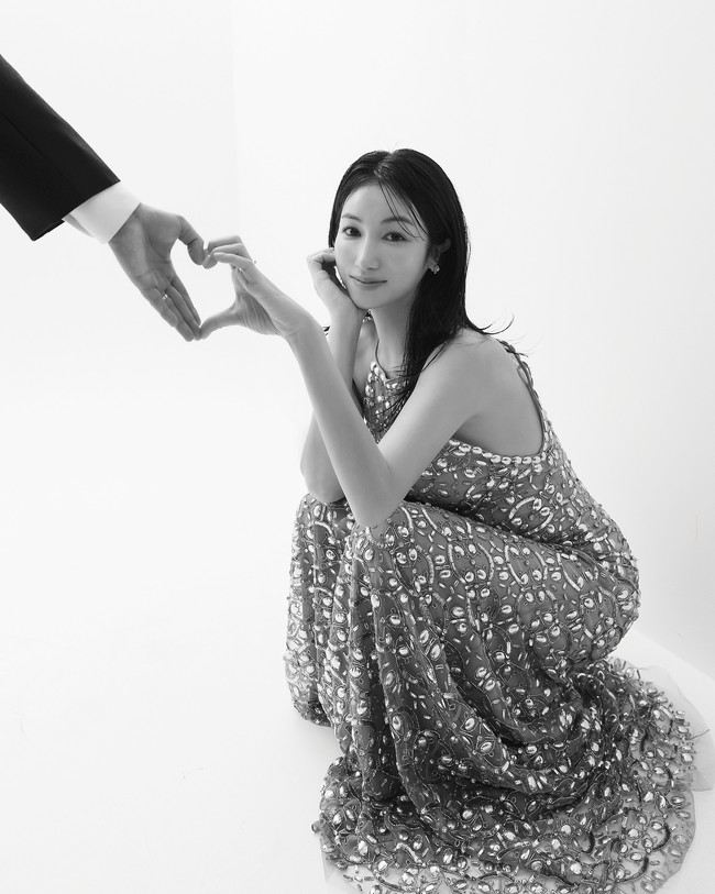 Meskipun tak memperlihatkan wajah calon suaminya, Kim Ok Vin tetap menyelipkan foto romantis mereka saat membuat heart sign ala gen z. Foto: dok. Instagram @kimokvin