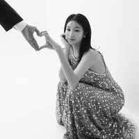 Meskipun tak memperlihatkan wajah calon suaminya, Kim Ok Vin tetap menyelipkan foto romantis mereka saat membuat heart sign ala gen z. Foto: dok. Instagram @kimokvin