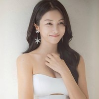 Menurut keterangan agensinya, calon suami Kim Ok Vin berasal dari kalangan non artis. Karena itu, ia hanya mengundang keluarga dan kerabat terdekat di hari bahagianya. Foto: dok. Instagram @kimokvin