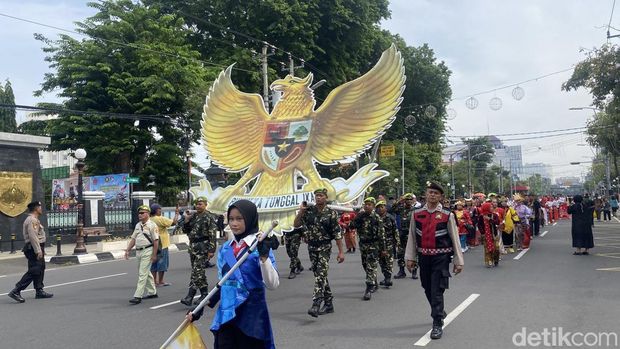 Kirab Merah Putih Indonesia Bersatu dan Maju dalam rangka memperingati Hari Pahlawan di Semarang, Senin (10/11/2025).