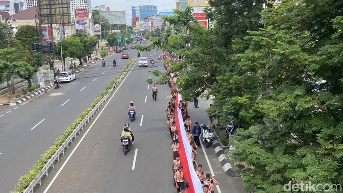 Kirab Merah Putih Indonesia Bersatu dan Maju dalam rangka memperingati Hari Pahlawan di Semarang, Senin (10/11/2025).