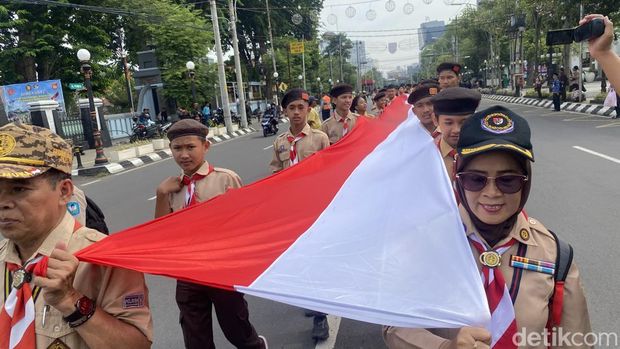 Kirab Merah Putih Indonesia Bersatu dan Maju dalam rangka memperingati Hari Pahlawan di Semarang, Senin (10/11/2025).