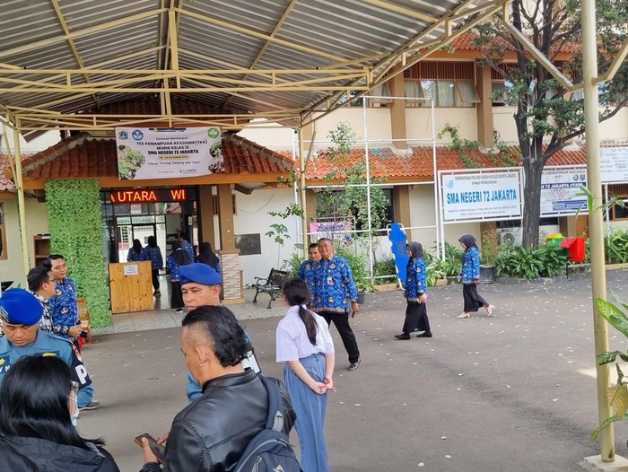Kondisi SMAN 72 Kelapa Gading Usai Ledakan, Aparat Masih Berjaga Pagi Ini