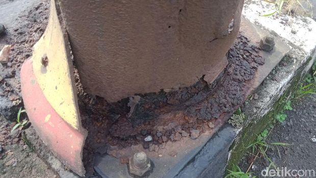 Kondisi tiang lampu jalan Jogja-Solo ruas Kecamatan Delanggu. Kondisi tiang lampu jalan Jogja-Solo ruas Kecamatan Delanggu.