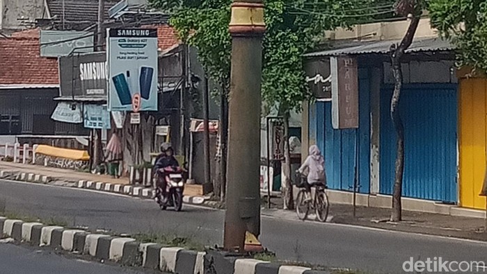 Kondisi tiang lampu jalan Jogja-Solo ruas Kecamatan Delanggu.