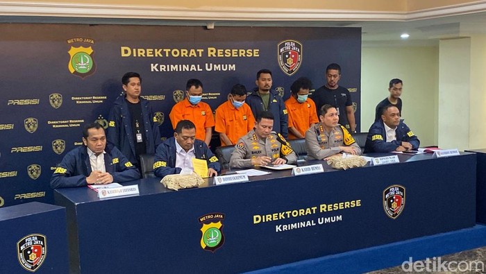 Konferensi pers penangkapan pelaku curanmor yang tembak hansip di Jaktim, Senin (10/11/2025).