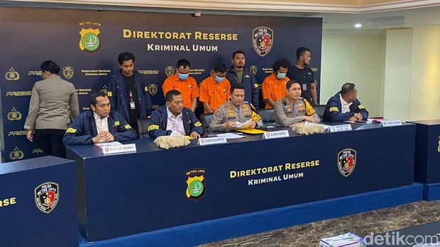 Konferensi pers penangkapan pelaku curanmor yang tembak hansip di Jaktim, Senin (10/11/2025).