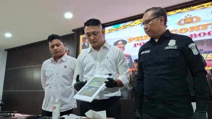 Konferensi pers polisi soal pelajar korban tawuran tergeletak di depan minimarket (Sholihin/detikcom)