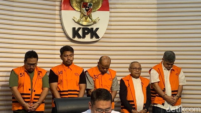 KPK menahan lima orang tersangka baru kasus terkait pengelolaan dana Pemulihan Ekonomi Nasional (PEN) serta pengadaan barang dan jasa di Pemerintah Kabupaten Situbondo 2021–2024. (Mulia/detikcom)