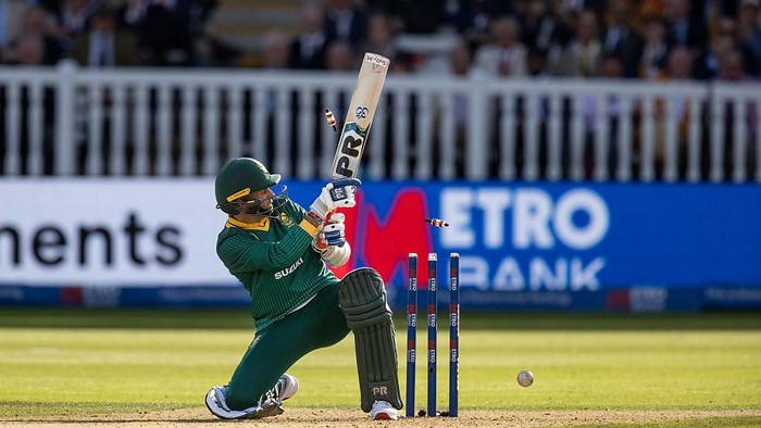 LONDON, ENGLAND - SEPTEMBER 04: Keshav Maharaj of South Africa is bowled by Jofra Archer of England during the 2nd Metro Bank ODI between England and South Africa at Lords Cricket Ground on September 04, 2025 in London, England. (Photo by Andy Kearns/Getty Images)
