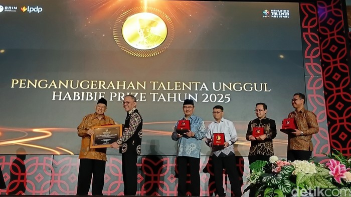 Laksana Tri Handoko memberikan penghargaan Habibie Prize 2025 pada Quraish Shihab di Gedung BJ Habibie, BRIN, Jakarta Pusat, Senin (10/11/2025).