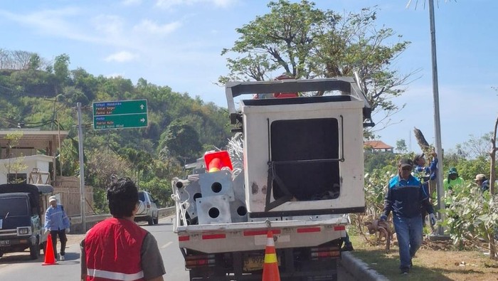 Proses pemasangan PJU tenaga surya di jalan bypass dekat Sirkuit Mandalika, Lombok Tengah. (Dok. Dishub NTB).