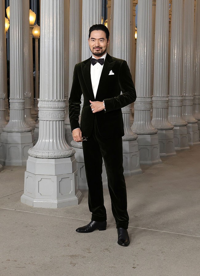 Dalam kesempatan itu, Lee Jin Wook mengenakan tuksedo klasik berbahan beludru. Penampilannya dilengkapi dengan sejumlah cincin perak. Foto: Getty Images