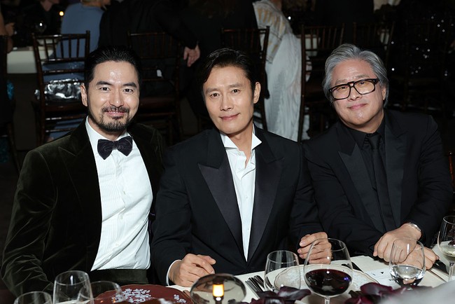LACMA Art+Film Gala 2025 menjadi ajang reuninya dengan Lee Byung Hun, sang Frontman di drama Korea Squid Game 3. Hadir pula sutradara film No Other Choice, Park Chan Wook. Foto: Getty Images
