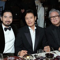 LACMA Art+Film Gala 2025 menjadi ajang reuninya dengan Lee Byung Hun, sang Frontman di drama Korea Squid Game 3. Hadir pula sutradara film No Other Choice, Park Chan Wook. Foto: Getty Images