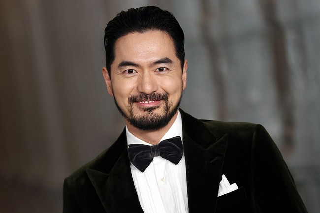 Bintang drama Korea Squid Game 3 itu sontak mencuri perhatian karena perubahan wajah dan bentuk tubuhnya. Lee Jin Wook disorot lebih chubby dan berisi. Ia bahkan menumbuhkan kumis dan janggutnya hingga cukup tebal. Foto: Getty Images
