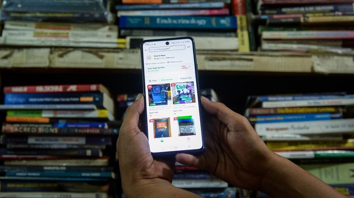 Pedagang menunggu pembeli di Pasar Buku Kwitang, Jakarta, Minggu (9/11/2025). Menurut pedagang penjualan buku di pasar tersebut saat ini menurun hingga 90 persen dibandingkan sebelum masa pandemi covid-19 karena masyarakat banyak beralih membeli buku digital dan melakukan transaksi pembelian buku fisik secara daring. ANTARA FOTO/Putra M. Akbar