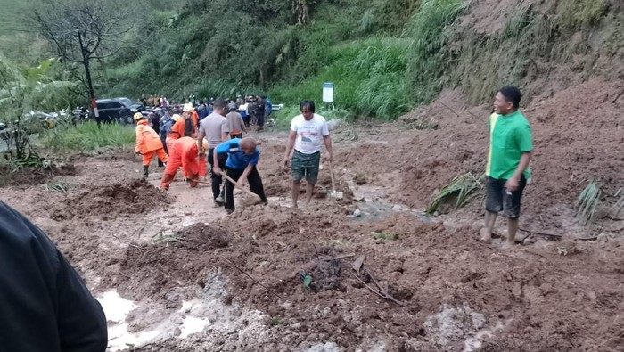 Jalan Raya Turus - Jurug Desa Gonggang Kecamatan Poncol, Magetan yang diterjang longsor