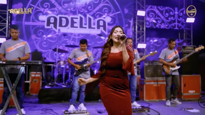 Lusyana Jelita menyanyikan lagu Paggun Eka Ateh.