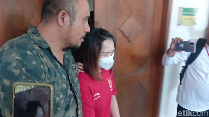 -Majikan penganiaya ART di Batam saat memberikan kesaksian di persidangan. (Alamudin)

(Alamudin Hamapu/Kontributor Kepri)