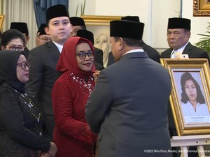 Video: Tangis Adik Marsinah Saat Upacara Pemberian Gelar Pahlawan Nasional