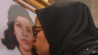 Sesaat setelah upacara usai, Wijiyati tampak memeluk dan mencium foto kakaknya dengan penuh haru. ANTARA FOTO/Aditya Pradana Putra