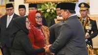 Presiden Prabowo Subianto (kanan) menyalami saudara perempuan almarhum Marsinah, Wijiyati (kiri) dan Marsini (kedua kiri) saat penganugerahan gelar pahlawan nasional di Istana Negara, Jakarta. ANTARA FOTO/Aditya Pradana Putra