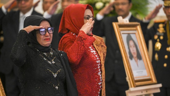Adik aktivis buruh Marsinah, Wijiyati menangis di balik foto kakaknya usai mengikuti upacara pemberian gelar pahlawan kepada Marsinah dan sembilan tokoh lainnya di Istana Negara, Jakarta, Senin (10/11/2025). Presiden Prabowo menganugerahkan gelar Pahlawan Nasional kepada 10 tokoh yang dinilai berjasa besar bagi Indonesia, antara lain K.H. Abdurrahman Wahid, Jenderal Besar TNI H.M. Soeharto, Marsinah, Mochtar Kusumaatmaja, Hj. Rahma El Yunusiyyah, Jenderal TNI (Purn) Sarwo Edhie Wibowo, Sultan Muhammad Salahuddin, Syaikhona Muhammad Kholil, Tuan Rondahaim Saragih, dan Zainal Abidin Syah. ANTARA FOTO/Aditya Pradana Putra