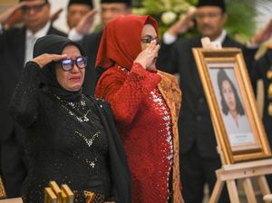 Tangis Haru dan Ucapan Terima Kasih Keluarga Marsinah ke Prabowo