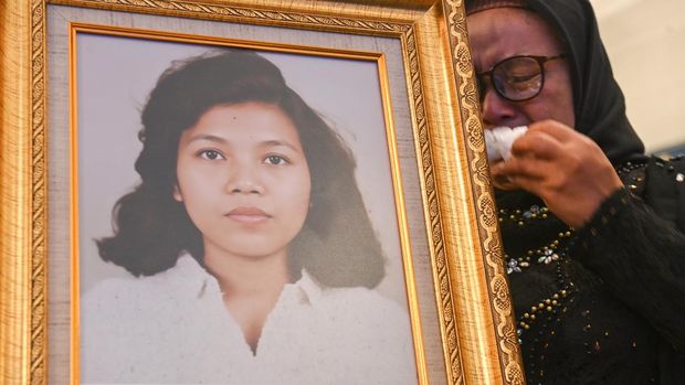 Adik aktivis buruh Marsinah, Wijiyati menangis di balik foto kakaknya usai mengikuti upacara pemberian gelar pahlawan kepada Marsinah dan sembilan tokoh lainnya di Istana Negara, Jakarta, Senin (10/11/2025). Presiden Prabowo menganugerahkan gelar Pahlawan Nasional kepada 10 tokoh yang dinilai berjasa besar bagi Indonesia, antara lain K.H. Abdurrahman Wahid, Jenderal Besar TNI H.M. Soeharto, Marsinah, Mochtar Kusumaatmaja, Hj. Rahma El Yunusiyyah, Jenderal TNI (Purn) Sarwo Edhie Wibowo, Sultan Muhammad Salahuddin, Syaikhona Muhammad Kholil, Tuan Rondahaim Saragih, dan Zainal Abidin Syah. ANTARA FOTO/Aditya Pradana Putra