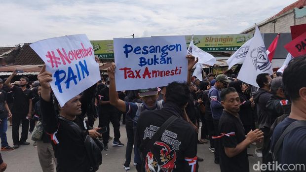 Massa eks karyawan Sritex demo di depan bekas pabrik di Sukoharjo, Senin (10/11/2025).