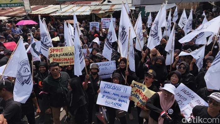 Massa eks karyawan Sritex demo di depan bekas pabrik di Sukoharjo, Senin (10/11/2025).