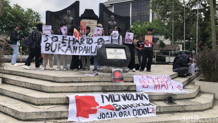 Aksi Massa menolak Soeharto jadi pahlawan nasional di depan Monumen TKR, Senin (10/11).