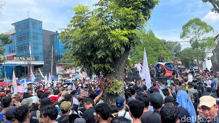 Massa tuntut Tutup TPL menanti Gubernur Sumut Bobby Nasution menemui mereka. (Kartika Sari/detikSumut)