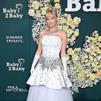 Wanita 33 tahun ini tampak mengenakan gaun putih tanpa tali rancangan Alin Le Kal. Gaun dengan aksen peplum ini dihiasi tebaran kristal dan payet yang memberi kesan mewah. Foto: Variety via Getty Images/Michael Buckner