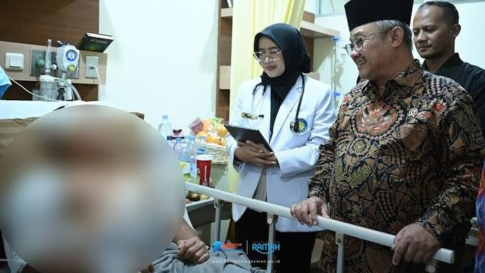 Mendikdasmen Abdul Muti jenguk para korban ledakan SMAN 72 Jakarta di rumah sakit.