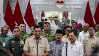 Menhan Sjafrie Sjamsoeddin bersama Panglima TNI Jenderal Agus Subiyanto dan Penasihat Khusus Bidang Kesehatan Presiden RI dr. Terawan Agus Putranto meresmikan layanan Immunotherapy Nusantara di RSPPN Soedirman, Jakarta, Senin (10/11/2025).