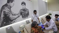Terawan mengambil sampel darah dari pasien. Immunotherapy Nusantara dikembangkan sebagai terapi yang menggunakan sistem imun tubuh untuk melawan penyakit, termasuk infeksi dan kanker. 