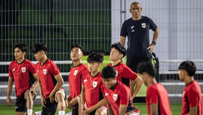 Sejumlah pesepak bola Timnas Indonesia U-17 mengikuti latihan resmi jelang laga Grup H Piala Dunia U17 2025 di Lapangan latihan Stadion Al Thumama, Doha, Qatar, Minggu (9/11/2025). Latihan tersebut sebagai persiapan jelang pertandingan melawan Timnas Honduras U-17 pada Senin (10/11) di Aspire Zone, Qatar. ANTARA FOTO/Bayu Pratama S