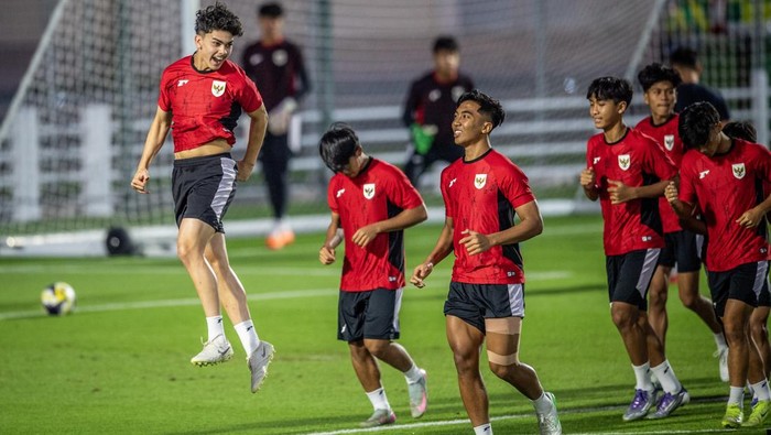 Sejumlah pesepak bola Timnas Indonesia U-17 mengikuti latihan resmi jelang laga Grup H Piala Dunia U17 2025 di Lapangan latihan Stadion Al Thumama, Doha, Qatar, Minggu (9/11/2025). Latihan tersebut sebagai persiapan jelang pertandingan melawan Timnas Honduras U-17 pada Senin (10/11) di Aspire Zone, Qatar. ANTARA FOTO/Bayu Pratama S