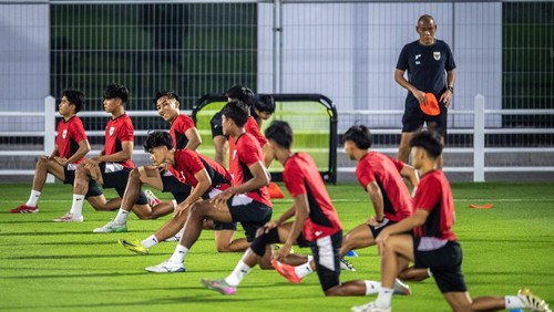 Sejumlah pesepak bola Timnas Indonesia U-17 mengikuti latihan resmi jelang laga Grup H Piala Dunia U17 2025 di Lapangan latihan Stadion Al Thumama, Doha, Qatar, Minggu (9/11/2025). Latihan tersebut sebagai persiapan jelang pertandingan melawan Timnas Honduras U-17 pada Senin (10/11) di Aspire Zone, Qatar. ANTARA FOTO/Bayu Pratama S