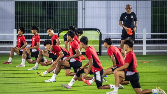 Sejumlah pesepak bola Timnas Indonesia U-17 mengikuti latihan resmi jelang laga Grup H Piala Dunia U17 2025 di Lapangan latihan Stadion Al Thumama, Doha, Qatar, Minggu (9/11/2025). Latihan tersebut sebagai persiapan jelang pertandingan melawan Timnas Honduras U-17 pada Senin (10/11) di Aspire Zone, Qatar. ANTARA FOTO/Bayu Pratama S