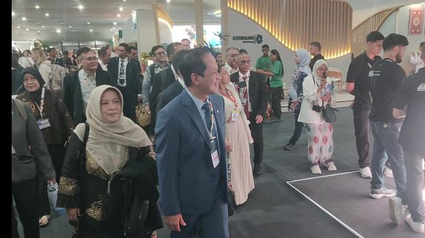 Menteri LH Hanif Faisol menyambangi paviliun Indonesia di KTT COP30 Brasil (Gusti/detikcom)
