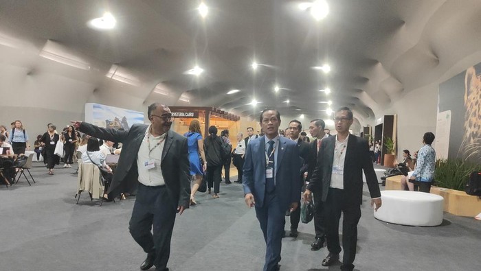 Menteri LH Hanif Faisol menyambangi paviliun Indonesia di KTT COP30 Brasil (Gusti/detikcom)
