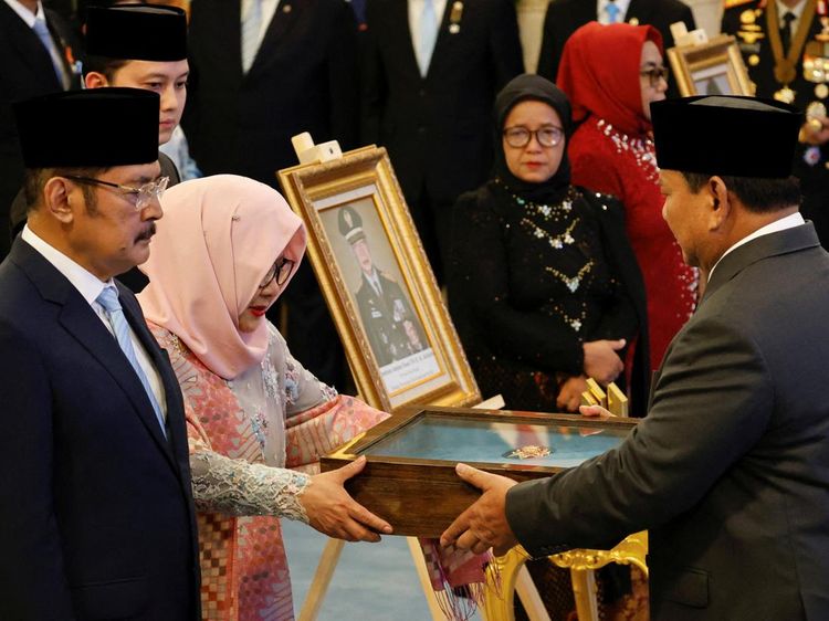 Momen Haru di Istana Merdeka, Putri Soeharto Terima Gelar Pahlawan Nasional dari Presiden Prabowo